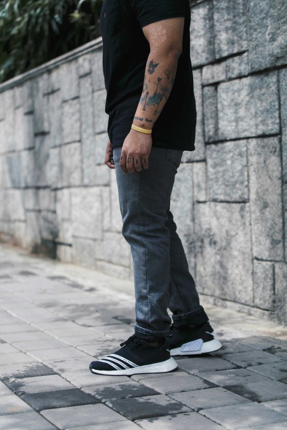 How The Levi's 512 Slim Tapered Jeans Look With Sneakers | bowties and bones